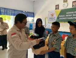 BAZNAS Bone Sosialisasi Zakat dan Salurkan Bantuan Sepatu untuk Siswa Kurang Mampu di SMPN 1 Lappariaja