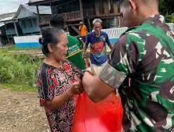 BAZNAS Kolaborasi Kodim dan Kemenag Bone Bagikan Nasi Kotak ke Tukang Becak dan Warga Kurang Mampu