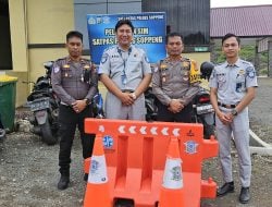 Satlantas Polres Soppeng Terima Bantuan 5 Traffic Cone dan Barikade