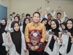 Serahkan Beasiswa KIP Kuliah, Rektor ITBM Balik Diwa Harap Orang Tua Turut Aktif Dorong Mahasiswa Berprestasi