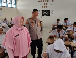 Kapolres dan Bhayangkari Bagikan Makan Gratis di SMAN 1 Sinjai