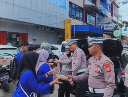 Polantas Bone Kolaborasi Mahasiswa Uniasman Berbagi ke Pengguna Jalan