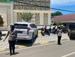 Ciptakan Kenyamanan Beribadah, Polwan Satlantas Polres Bone Pengamanan Shalat Jumat