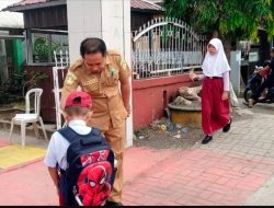 Sebelum Upacara Bendera, Kepala SD Inpres 12/79 Macanang Bone Sambut Siswa di Gerbang Sekolah