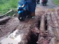 Jembatan Rappa Bone Rawan Kecelakaan, Warga Terpaksa Dorong Motor