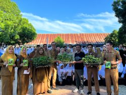 Momen Hari Bumi, SMPN 1 Watampone Dapat Bibit Tanaman dari Bupati Bone