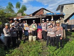 Jumat Berkah, Satlantas Polres Bone Berbagi Sembako Untuk Warga Kurang Mampu