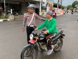 Satlantas Polres Bone Beri Tindakan ke Pengendara Tak Gunakan Helm