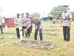 Jelang Hari Bhayangkara Ke-79, Kapolres Bone Ziarah dan Tabur Bunga di TMP Watampone