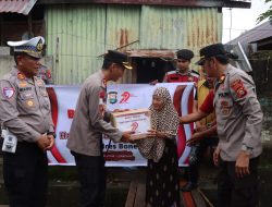 Semarak Hari Bhayangkara, Polres Bone Gelar Baksos Untuk Keluarga Kurang Mampu