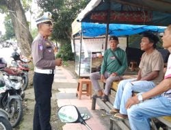 Polantas Bone Sapa Tukang Ojek, Tekankan Keselamatan Berlalulintas Lewat Edukasi Humanis
