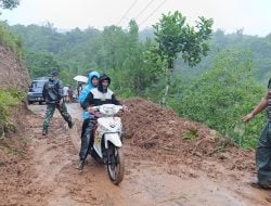 Tim Bengkel Hubdam XIV/Hasanuddin Bantu Bersihkan Tanah Longsor